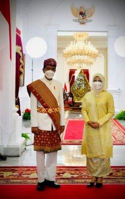 Peringatan HUT Ke-76 RI, Jokowi Kenakan Pakaian Adat Lampung