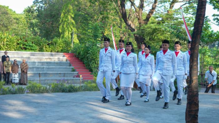 UPACARA HUT RI - Upacara pengibaran bendera dalam rangka memperingati Hari Ulang Tahun (HUT) ke-80 Republik Indonesia (RI) diselenggarakan di Solo Safari, Kota Surakarta, Jawa Tengah, Minggu (17/8/2025). Upacara bendera ini dilaksanakan oleh sejumlah organisasi pemuda, yaitu Himpunan Pengusaha Muda Indonesia (Hipmi) Solo, Junior Chamber International (JCI) Indonesia, dan Forum Otomotif Solo Raya (FOSR).