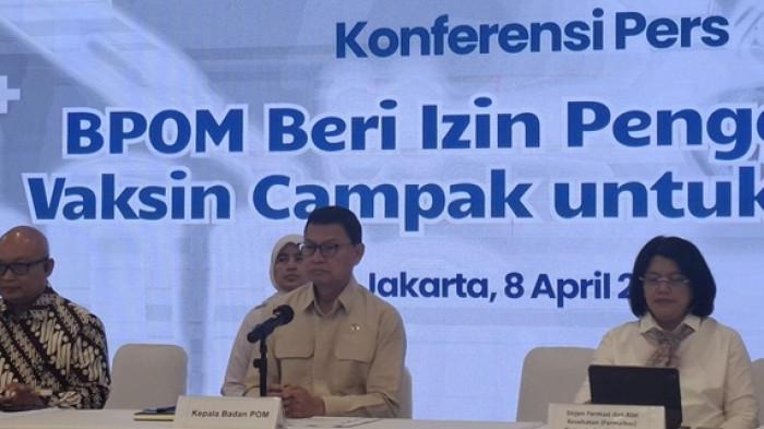 VAKSIN CAMPAK - Kementerian Kesehatan menyatakan siap melaksanakan program vaksinasi campak (MR) bagi kelompok dewasa berisiko tinggi. Direktur Jenderal Kefarmasian dan Alat Kesehatan, Kemenkes RI, Lucia Rizka Andalusia di kantor BPOM RI, Johor Baru, Jakarta Pusat, Rabu (8/4), mengatakan, vaksinasi campak dewasa diprioritaskan pada tenaga medis (named) dan tenaga kesehatan (nakes), termasuk dokter magang atau internship.