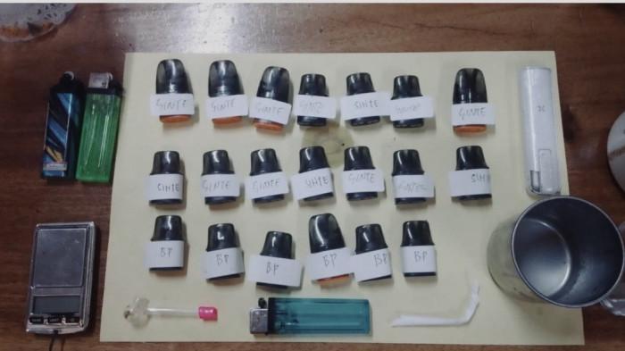 BARANG BUKTI – Polisi mengamankan barang bukti penyalahgunaan narkotika yang dikemas dalam bentuk cairan atau liquid vape. (Dok. Polres Jakbar)