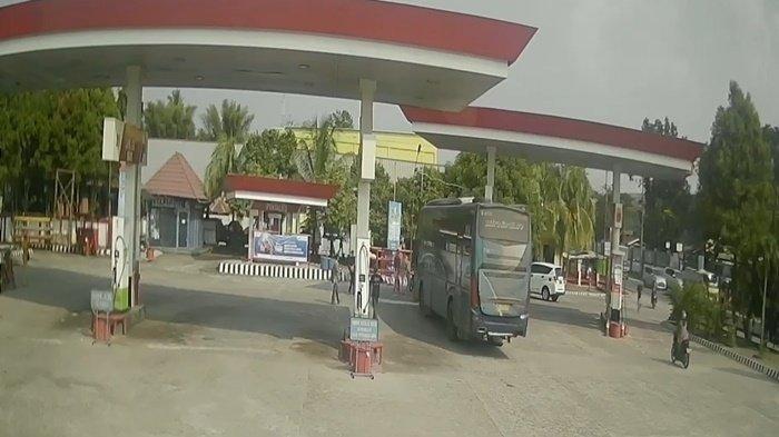 Sedang Duduk, Petugas SPBU Tewas Ditabrak Bus yang Hendak Isi BBM di Ogan Ilir