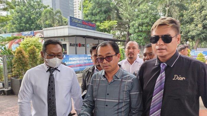 Eshak uyidagi fotosurat Mushuk jinsiy pornoni soradi