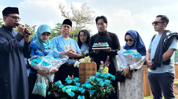ULANG TAHUN VIDI ALDIANO - Keluarga Vidi Aldiano bersama penggemar putranya 'Vidies', menggelar acara ziarah bersama ke TPU Tanah Kusir, Jakarta Selatan, Minggu (29/3/2026) saat ulang tahun Vidi. (Ari)