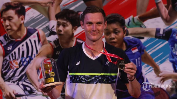 Pebulu tangkis tunggal putra Denmark, Viktor Axelsen menunjukkan medali dan hadiah yang ia raih pada babak final Indonesia Masters di Istora Senayan, Jakarta, Minggu (12/6/2022). Viktor Axelsen berhasil menjadi juara tunggal putra Indonesia Masters 2022 setelah mengalahkan Chou Tien Chen dengan skor 21-10 dan 21-12. TRIBUNNEWS/IRWAN RISMAWAN