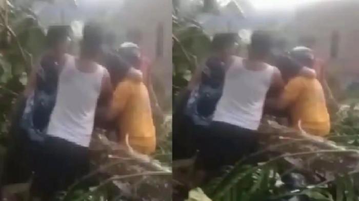 TERTIMPA POHON TUMBUNG - Tangkapan layar video viral Lurah Tallia tertindih pohon tumbang saat pulang patroli sampah di tengah hujan deras di Kelurahan Talia, Kecamatan Abeli, Kota Kendari, Sulawesi Tenggara (Sultra) Sabtu (7/2/2026).