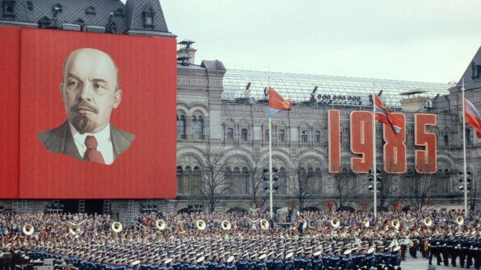 Poster Vladimir Lenin dalam perayaan Victory Day 8 Mei 1985 di Lapangan Merah