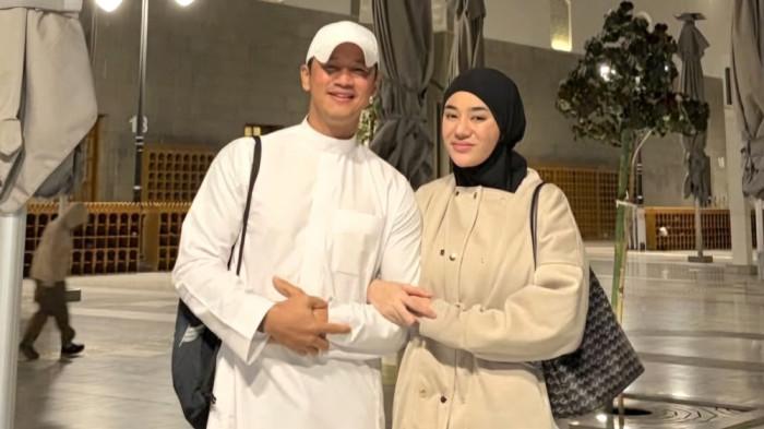 VCS SUAMI CLARA SHINTA - Clara Shinta dan Alexander, suaminya bahas masalah VCS (video call seks)dengan Wanita lain di luar negeri. Ia dikabarkan masih sekamar. 