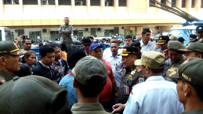 Pedagang Parcel Marah Gara-gara Satpol PP Asal Main Bongkar Tenda,