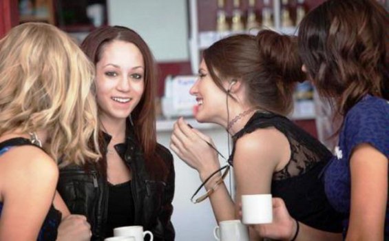 8 Kebiasaan Toxic yang Diam-Diam Buat Hidup Tak Bahagia, Termasuk Terlalu Memikirkan Kata Orang