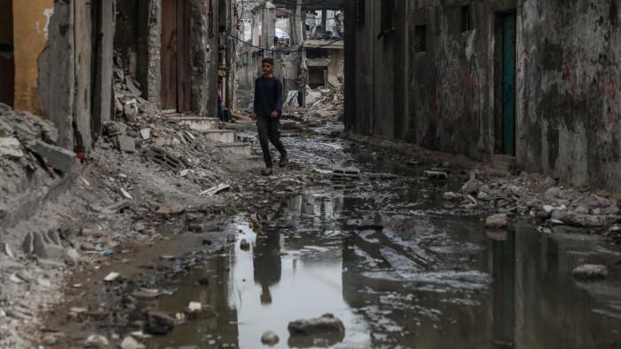 DUNIA HARI INI - Seorang warga Palestina terlihat di antara puing-puing di dalam kamp pengungsi Shati di sebelah barat Kota Gaza, 24 November 2025.