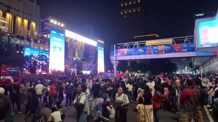 MALAM TAHUN BARU – Ribuan warga mulai memadati panggung hiburan di depan Mal Sarinah, Jalan MH Thamrin, Jakarta Pusat, Rabu malam (31/12/2025) menyambut malam tahun baru 2026. Penampilan penyanyi Tiara Andini menjadi pusat perhatian penonton, menambah riuh suasana pergantian tahun di Jakarta.