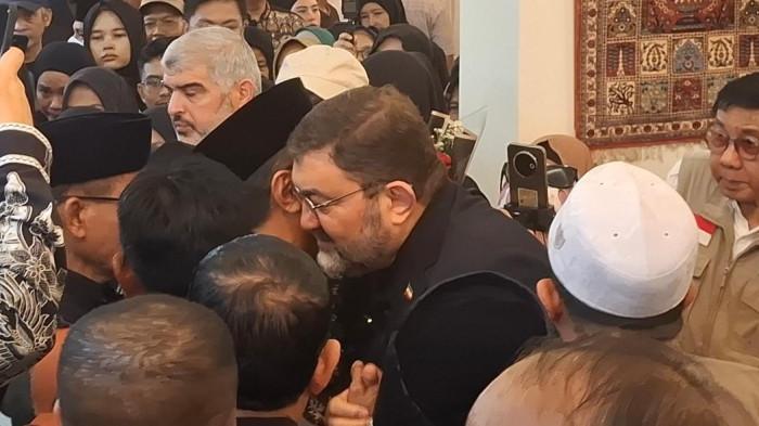 DUKA IRAN — Seorang warga memeluk erat Duta Besar Iran untuk Indonesia, Mohammad Boroujerdi, di kediaman resmi Dubes Iran, Jalan Madiun, Menteng, Jakarta Pusat, Kamis (5/3/2026). Isak tangis dan suasana haru mewarnai kediaman yang dibanjiri pelayat sejak sore hari tersebut guna mendoakan Pimpinan Tertinggi Iran, Ayatollah Ali Khamenei, yang gugur dalam serangan militer Amerika Serikat dan Israel.