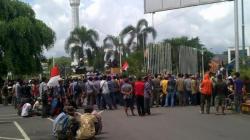 Ratusan Warga Pati Demo Tolak Pendirian Pabrik Semen