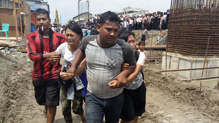 Warga Pinggir Rel Tolak Penertiban Lempari Polisi dengan Lumpur