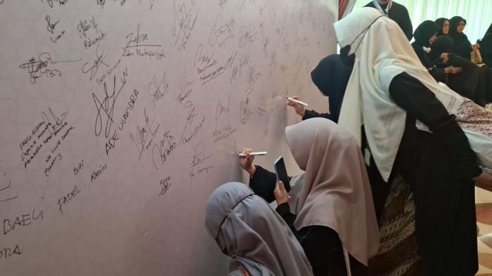PETISI UNTUK IRAN — Sejumlah warga membubuhkan tanda tangan sebagai bentuk solidaritas di kediaman resmi Duta Besar Iran, Menteng, Jakarta, Kamis (5/3/2026). Aksi ini merupakan bentuk kepedulian kemanusiaan atas syahidnya pemimpin tertinggi Iran Ayatollah Ali Khamenei akibat serangan militer AS-Israel.
