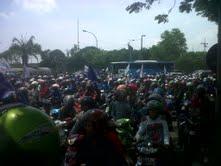 Ribuan Buruh Blokir Bundaran Waru