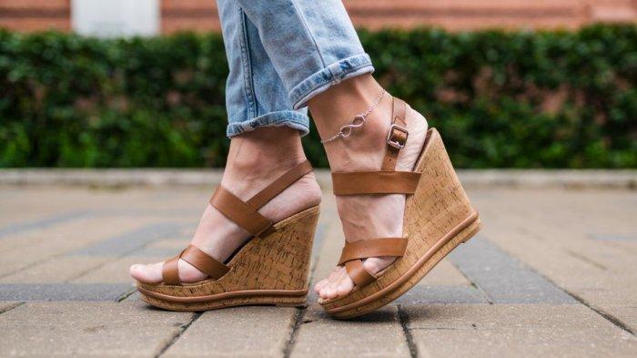 Kenali Beda Wedges, Flatform dan Platform Shoes yang Sama-Sama Nyaman Dipakai Ini
