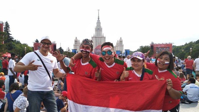 Lima Orang Indonesia Kompak Kenakan Jersey Timnas Indonesia di Piala Dunia 2018