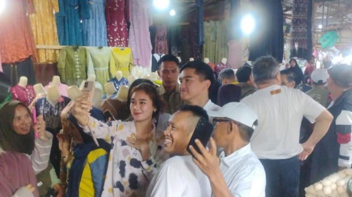 ya, Kaesang diserbu emak-emak dan pedagang untuk swafoto.