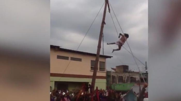 Salib Bergoyang, Tiba-tiba 'Yesus' Jatuh dari Salib Setinggi 10 Meter