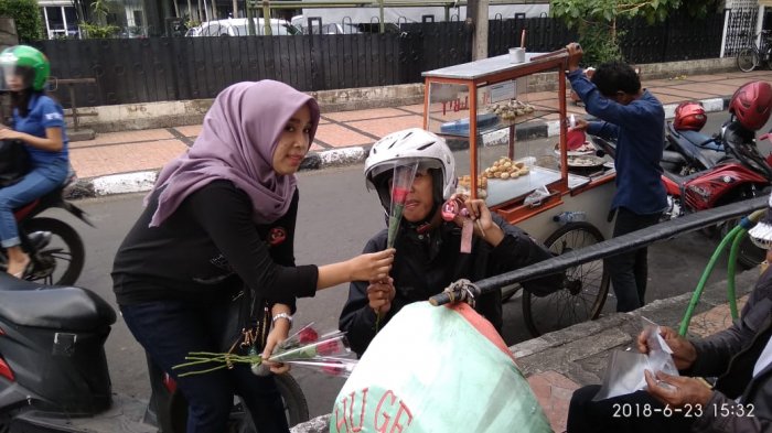 Sosialisasikan Gerhana, Anak Muda Jabar Bagikan Bunga Mawar