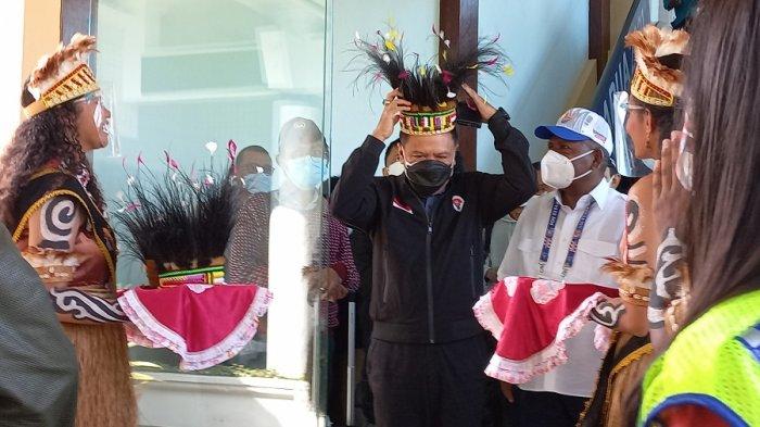 Menpora dan Menko PMK Tiba di Bandara Sentani Disambut Duta Budaya PON Papua