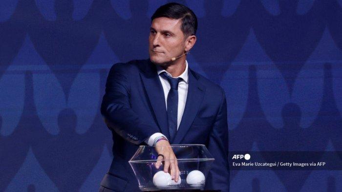 Matan pemain Argentina Javier Zanetti ikut dalam pengundian Copa America 2024 di Miami, Florida pada 7 Desember 2023.