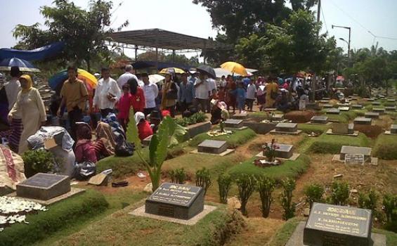 Karet Bivak Padat Peziarah Hari Pertama Lebaran