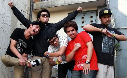 Terjemahan Lirik Lagu On a Day Just Like This - Pee We Gaskins: I Remember How the First Time