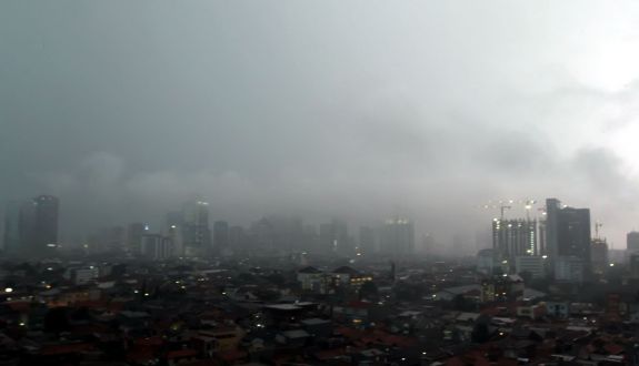 Prakiraan Cuaca DKI Jakarta Besok, 16 Oktober 2025: Hampir Semua Wilayah Hujan Ringan