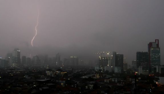 Prakiraan Cuaca DKI Jakarta Hari Ini, 6 November 2025: Jaktim Waspada Hujan Petir