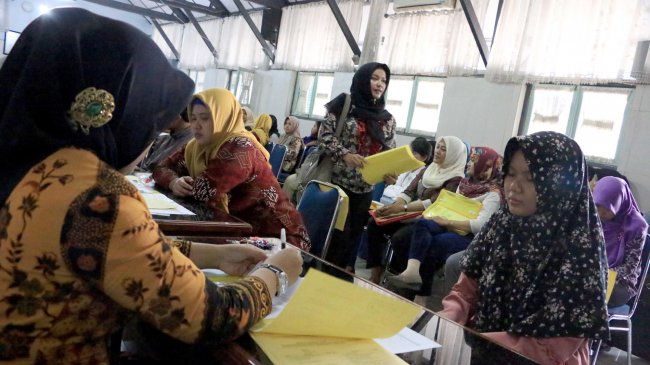 2559-pencari-kerja-serbu-kantor-dinas-pendidikan-kota-semarang_20171215_192816.jpg