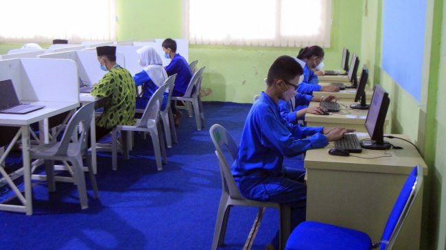 Kunci Jawaban Bahasa Inggris Kelas 8 Halaman 200, Section 6 - Your Turn: Speaking