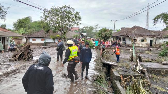 Aiptu Andhik Terjun ke Lokasi APG Semeru, Bantu Warga Evakuasi Barang Berharga di Tengah Lumpur
