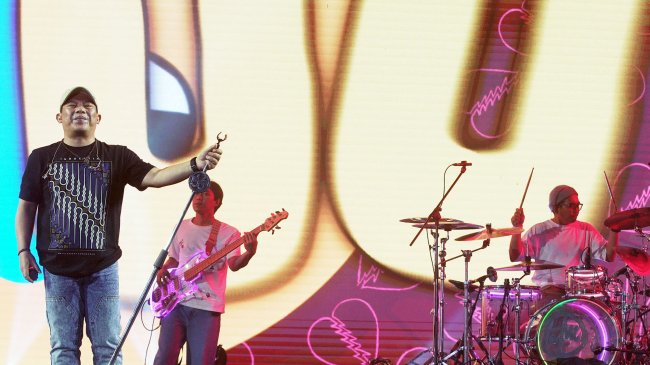 Momen Penuh Doa di Panggung Synchronize Fest  2025 dari Wali Band untuk Palestina 