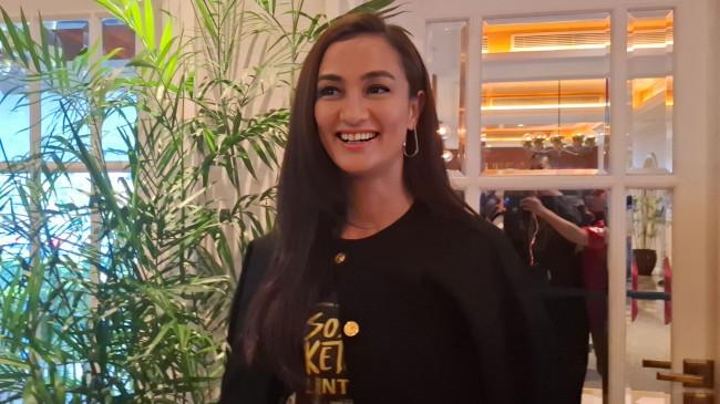 Atiqah Hasiholan Jadi Dukun Seksi di Film Horor Sosok Ketiga: Lintrik