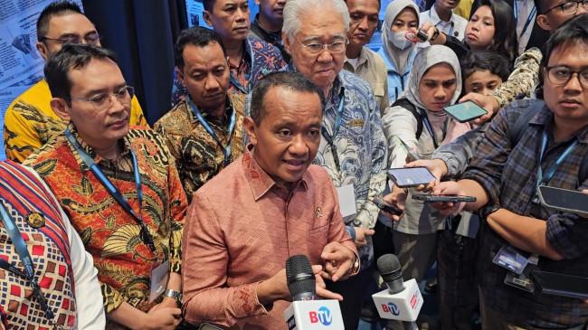 Aksi Colek Rosan Saat Prabowo Bicara Kerugian Negara Rp300 Jadi Viral, Bahlil Singgung Bekingan Kuat