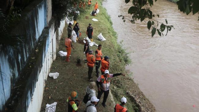Hari Sungai Sedunia, Ormas Kepemudaan Gotong Royong Bersihkan Sungai Ciliwung di 5 Titik