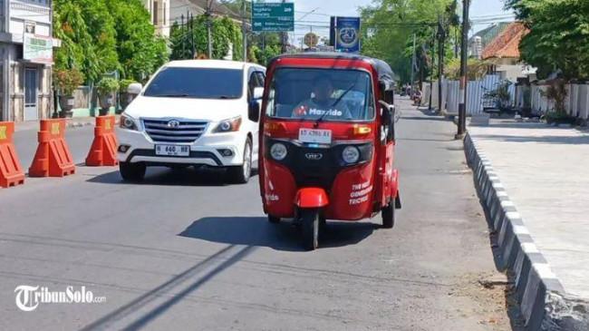 Warga Kota Solo Geger Bajaj Oranye Seliweran di Jalanan, Ini Wujudnya