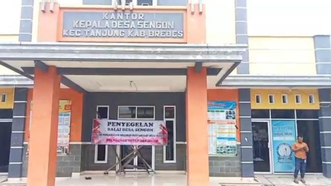 Segel Balai Desa, Warga Brebes Emosi Kades Tak Dicopot meski Kena Skandal: Ogah Dipimpin Lurah Mesum