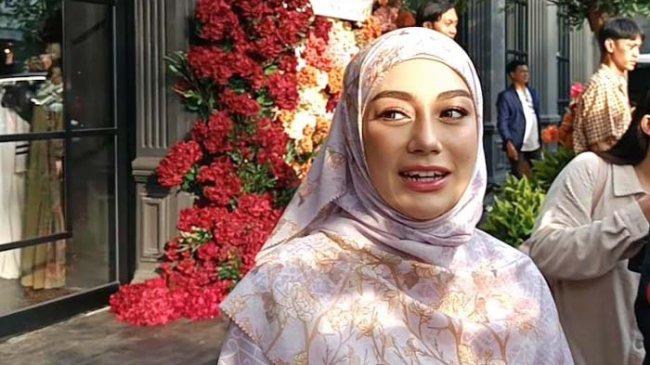 Kini Berhijab, Celine Evangelista Minta Dipahami Jika Masih Tampil Terbuka di Film
