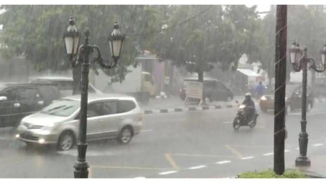 Prakiraan Cuaca Kota Surabaya Rabu, 19 November 2025, BMKG: Siang hingga Malam Hujan Ringan