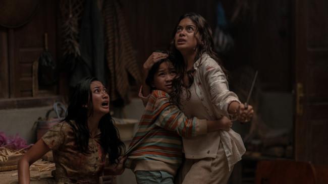 Trailer Film Abadi Nan Jaya Dirilis Netflix, Upaya Awet Muda Justru Picu Wabah Zombie di Indonesia