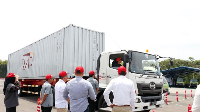 Hino Academy Latih Teknik Defensive Driving ke Puluhan Pengemudi Truk Industri FMCG 