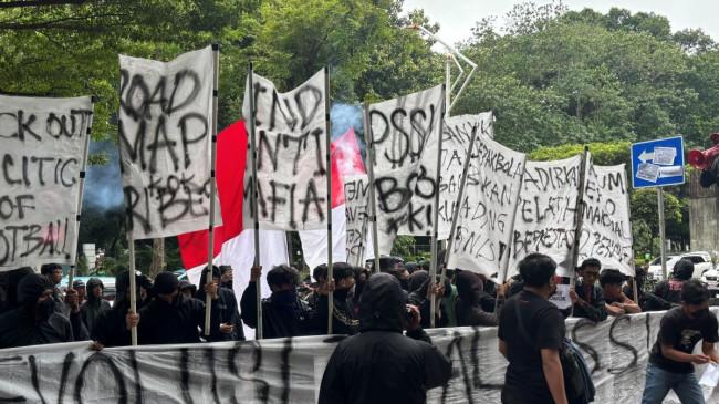 Ultras Garuda Segel Gerbang GBK Arena, Orator Beri Ultimatum: Tarik Erick dan Arya dari Dalam!
