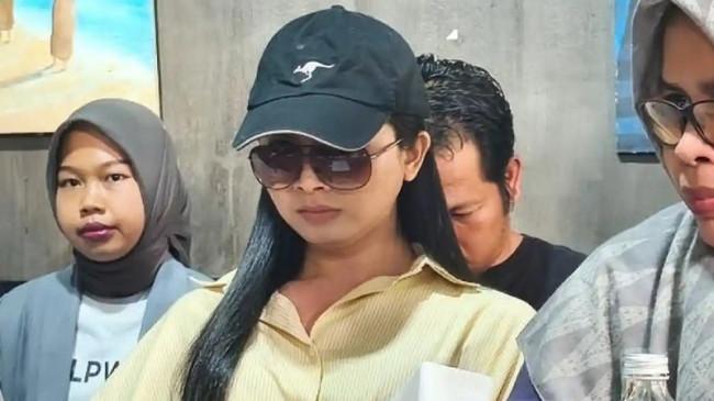 Dea Lipa Menangis Saat Curhat: Saya Jadi Perempuan karena Saat Sekolah Sering Dibully