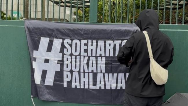 Gerakan Masyarakat Sipil Geruduk Kemenbud, Tolak Gelar Pahlawan untuk Soeharto