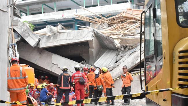 Tim SAR Kerahkan Crane Angkat Material Reruntuhan di Ponpes Al Khoziny Sidoarjo