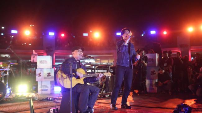 Ebiet G. Ade dan Rony Parulian Bawa Ribuan Penonton Bernyanyi di Festival Teman Kota