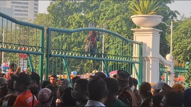 Momen Emak-emak Panjat Pagar Gerbang Monas Demi Saksikan Peringatan HUT Ke-80 TNI